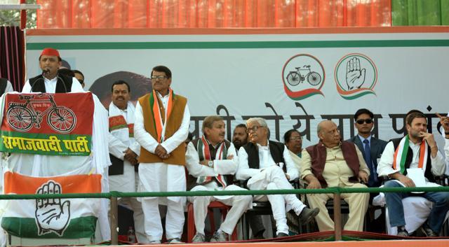 Akhilesh Yadav speaks during the joint rally in Kanpur (Manoj Yadav/HT Photo) Akhilesh Yadav speaks during the joint rally in Kanpur (Manoj Yadav/HT Photo)