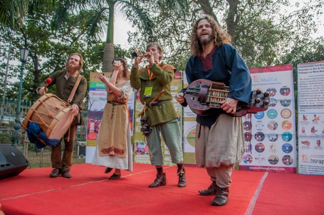 Danish fold bank Virelai during a workshop in Kolkata. The man to the extreme right is playing hurdy-gurdy, an instrument that was becoming extinct about 200 years ago. (Banglanatak dot com)