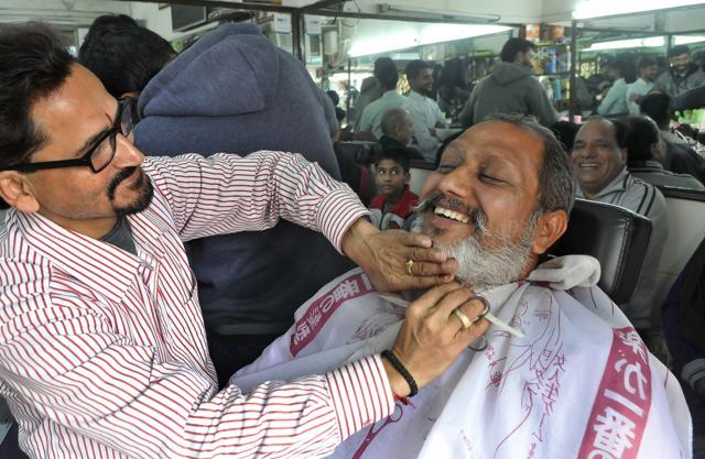 Bhartiya Janta Party (BJP) candidate Parveen Kumar Bansal also spent his morning hours at his barber’s shop nestled in busy South Model Market. (Gurminder Singh/HT Photo) Bhartiya Janta Party (BJP) candidate Parveen Kumar Bansal also spent his morning hours at his barber’s shop nestled in busy South Model Market. (Gurminder Singh/HT Photo)