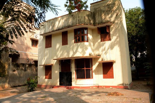 The house on Bheemanna Garden street of Alwarpet where Sasikala lived, just some 500 metres away from the tiny shop, that now has SR Snacks. It in this tiny room that Sasikala used to run a video cassette renting and video recording shop, till she moved in to Poes Gardens residence of Jayalalithaa. (HT Photo) The house on Bheemanna Garden street of Alwarpet where Sasikala lived, just some 500 metres away from the tiny shop, that now has SR Snacks. It in this tiny room that Sasikala used to run a video cassette renting and video recording shop, till she moved in to Poes Gardens residence of Jayalalithaa. (HT Photo)