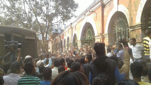 A section of the crowd on Tuesday in the Bankura court premises. (HT Photo) A section of the crowd on Tuesday in the Bankura court premises. (HT Photo)