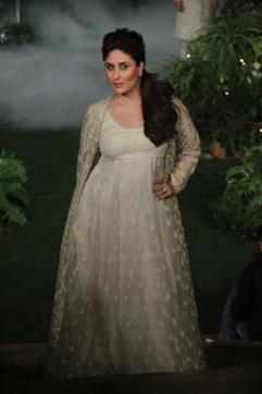 Kareena Kapoor Khan looked stunning in the collection designed by Anita Dongre for Lakmé Fashion Week Summer/Resort 2017. (Pramod Thakur/HT Photo)