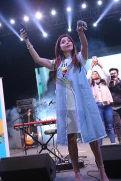 The crowd went into a frenzy when Kanika Kapoor belted out hits like Da Da Dasse. (Manoj Verma/HT Photo)