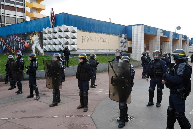 Police officers stand guard in front of a local police station in Aulnay-sous-Bois, northern Paris during the protest march. Clashes between protesters and police forces left several cars burnt and five people in custody. (AFP photo) Police officers stand guard in front of a local police station in Aulnay-sous-Bois, northern Paris during the protest march. Clashes between protesters and police forces left several cars burnt and five people in custody. (AFP photo)