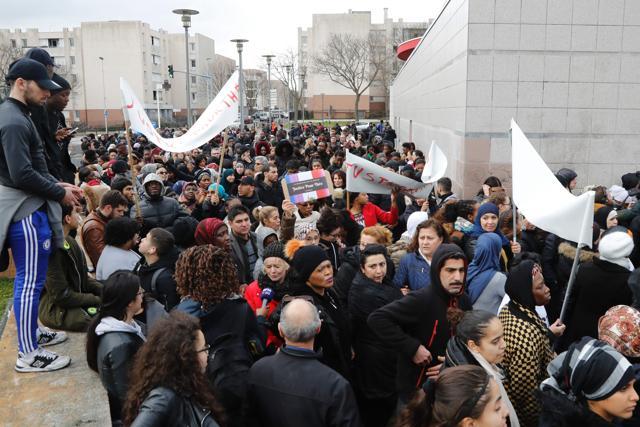 Protestors gather in front of Le Cap concert venue in Aulnay-sous-Bois, northern Paris during a protest after a French police officer was charged with rape of a youth. (AFP photo) Protestors gather in front of Le Cap concert venue in Aulnay-sous-Bois, northern Paris during a protest after a French police officer was charged with rape of a youth. (AFP photo)