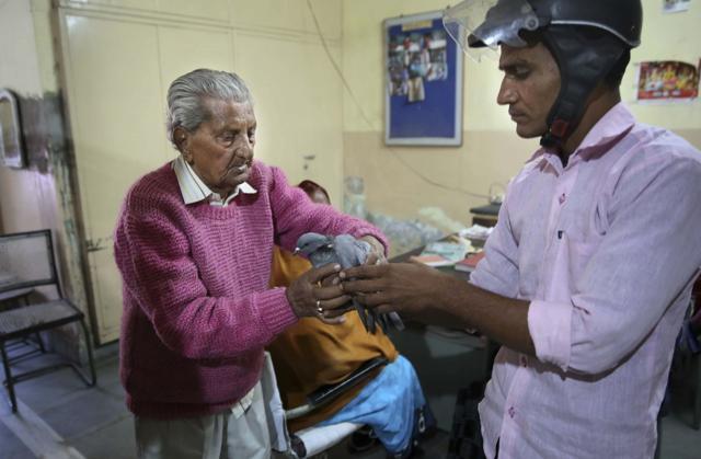 A man hands over an injured bird for treatment at the Bird Hospital in Jaipur. Every year, dozens of deaths and injuries are caused by the high-flying duels of kite-flyers. (Himanshu Vyas/HT Photo) A man hands over an injured bird for treatment at the Bird Hospital in Jaipur. Every year, dozens of deaths and injuries are caused by the high-flying duels of kite-flyers. (Himanshu Vyas/HT Photo)