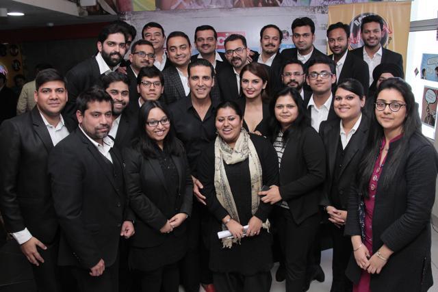 Actors Akshay Kumar and Huma Qureshi pose for a photo with city-basec lawyers after HT City Stars In The City Session. (Shivam Saxena/HT Photo)