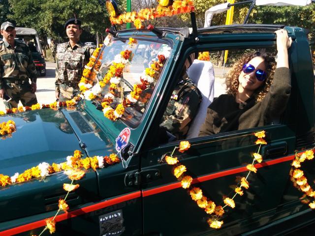 Kangana went about the campus in a gypsy. (Shreya Mukherjee/HT Photo) Kangana went about the campus in a gypsy. (Shreya Mukherjee/HT Photo)