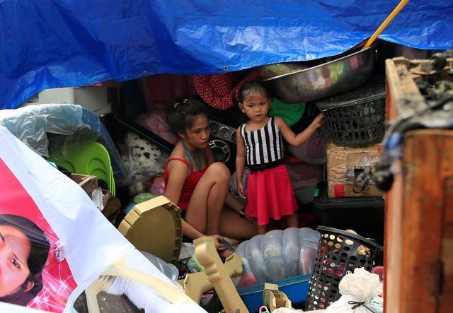 Fire victims stay at a makeshift along a street after a fire destroyed more than hundreds of shanties at a community of informal settlers, according to authorities, in Parola Compound, Tondo city, metro Manila, Philippines. (Reuters Photo) Fire victims stay at a makeshift along a street after a fire destroyed more than hundreds of shanties at a community of informal settlers, according to authorities, in Parola Compound, Tondo city, metro Manila, Philippines. (Reuters Photo)