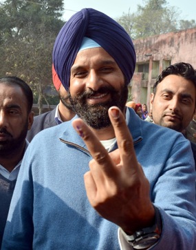 Bikram Singh Majithia showing his inked fingers after casting his vote in Majitha constituency, Amritsar. (Gurpreet Singh/HT photo) Bikram Singh Majithia showing his inked fingers after casting his vote in Majitha constituency, Amritsar. (Gurpreet Singh/HT photo)