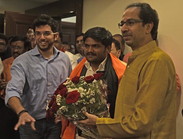 Gujarat Patidar leader Hardik Patel with Shiv Sena chief Uddhav Thackeray and his son Aditya Thackeray at their Bandra residence on Tuesday. (Vijayanand Gupta/HT PHOTO)