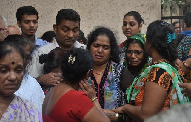 The distraught relatives of Akshay Kelkar, one of the victims, at Vile Parle (East) on Thursday. (Prashant Waydande/HT)
