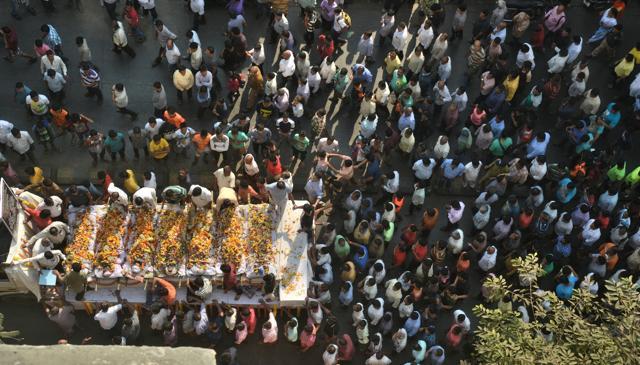 The bodies of the seven men were brought to the city from Ratnagiri in an ambulance and were transported to the crematorium by truck. (Prashant Waydande/HT)