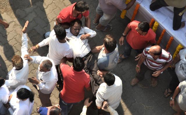 The father of one of the men fainted at the funeral procession owing to shock. (Prashant Waydande/HT)