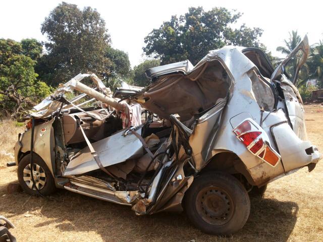 The victims’ car rammed into a tree on the Mumbai-Goa Highway on Wednesday. (HT Photo)