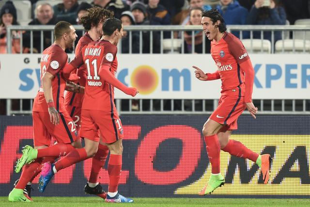 Paris Saint-Germain's Uruguayan forward Edinson Cavani (R) celebrates after scoring a goal. (AFP)