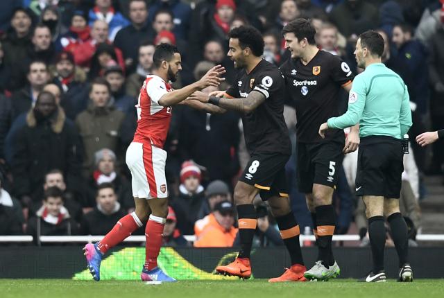 Arsenal's Theo Walcott clashes with Hull City's Harry Maguire and Tom Huddlestone as referee Mark Clattenburg looks on, in London on Sunday. (REUTERS) Arsenal's Theo Walcott clashes with Hull City's Harry Maguire and Tom Huddlestone as referee Mark Clattenburg looks on, in London on Sunday. (REUTERS)