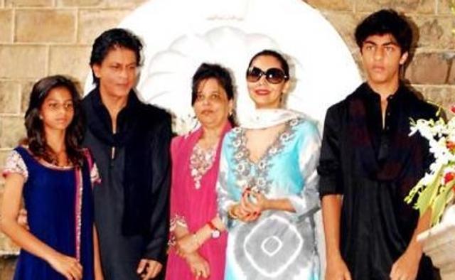 Shah Rukh Khan’s kids, Aryan Khan (extreme right) and Suhana Khan (extreme left) are reportedly interested in becoming actors. (HT Photo)