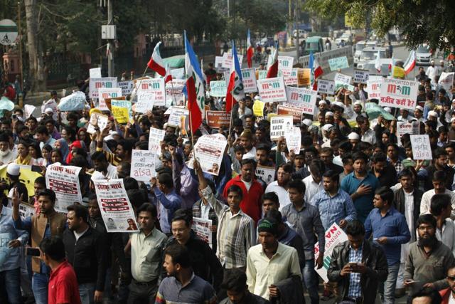 JNUSU president Mohit Pandey, former union vice-president Shehla Rashid and retired professor Rajesh Mishra also participated in the protest. (HT Photo) JNUSU president Mohit Pandey, former union vice-president Shehla Rashid and retired professor Rajesh Mishra also participated in the protest. (HT Photo)
