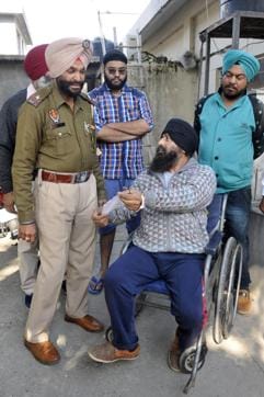 Patient Bhupinder Singh, who was admitted on Friday, narrating his side of the story to police. (Gurminder Singh/HT Photo)