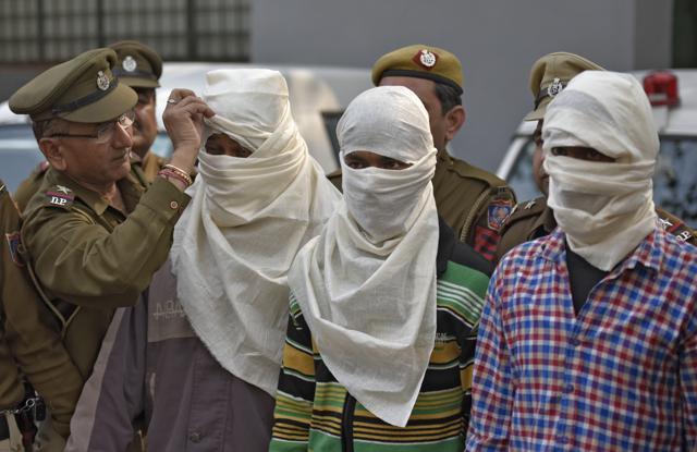 The burgalrs, identified as Vinod alias Pinki, Sunil aka Sonu and Rajan alias Natta, told police that they dumped the citation somewhere on the way while they were returning to their hideouts in Sangam Vihar after burgling the flats in the Aravali Apartments. (Ravi Choudhary/HT PHOTO) The burgalrs, identified as Vinod alias Pinki, Sunil aka Sonu and Rajan alias Natta, told police that they dumped the citation somewhere on the way while they were returning to their hideouts in Sangam Vihar after burgling the flats in the Aravali Apartments. (Ravi Choudhary/HT PHOTO)
