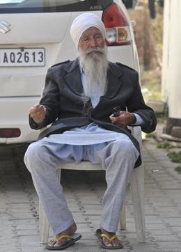 Balraj’s grandfather Ajmer Singh (95). (Ravi Kumar/HT Photo) Balraj’s grandfather Ajmer Singh (95). (Ravi Kumar/HT Photo)
