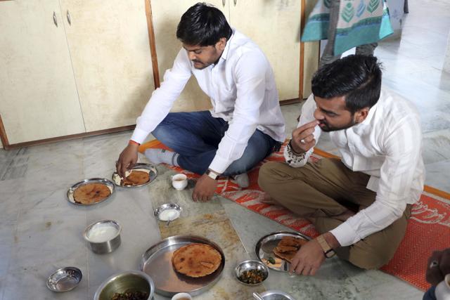 Hardik Patel with Ravi having Bhakhri for breakfast at his home in Viramgam. (HT Photo) Hardik Patel with Ravi having Bhakhri for breakfast at his home in Viramgam. (HT Photo)