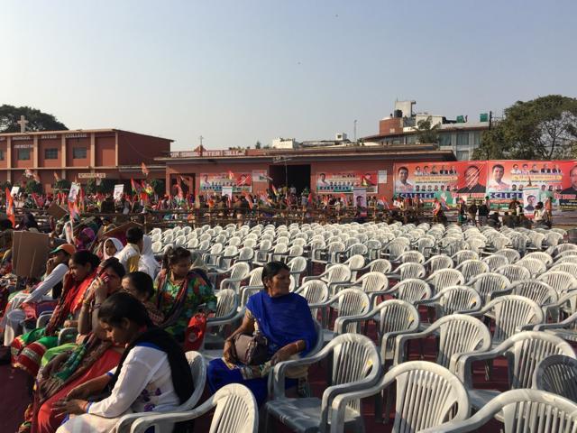 The crowds had started trickling in around 2 pm on Monday - but for after two and a half hours, when Rahul Gandhi’s chopper arrived, rows of empty chairs remained. (HT Photo ) The crowds had started trickling in around 2 pm on Monday - but for after two and a half hours, when Rahul Gandhi’s chopper arrived, rows of empty chairs remained. (HT Photo )