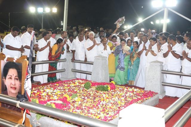 Jayalalithaa’s niece Deepa with O Panneerselvam at the late chief minister’s memorial on Marina Beach, Chennai. (HT Photo) Jayalalithaa’s niece Deepa with O Panneerselvam at the late chief minister’s memorial on Marina Beach, Chennai. (HT Photo)