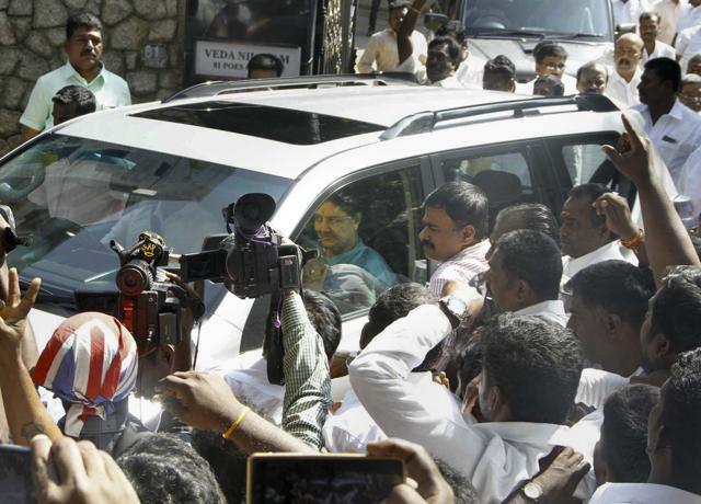 VK Sasikala on her way to Golden Bay resort in Chennai (HT ) VK Sasikala on her way to Golden Bay resort in Chennai (HT )