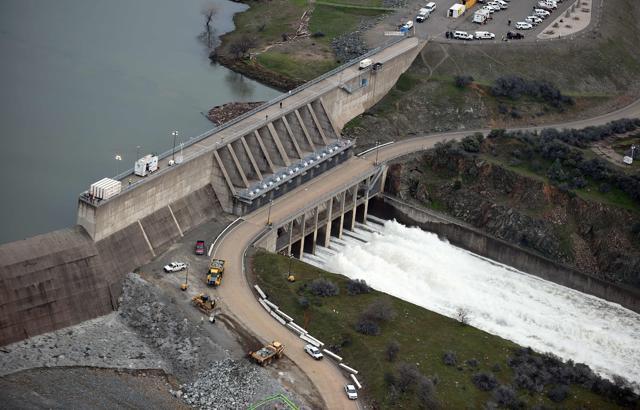 The Oroville Dam releases 100,000 cubic feet of water per second down the main spillway in Oroville, California on February 13, 2017. (AFP Photo) The Oroville Dam releases 100,000 cubic feet of water per second down the main spillway in Oroville, California on February 13, 2017. (AFP Photo)