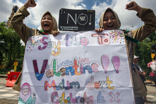 Girls from a local boarding school shout during an anti-Valentine's Day rally in Surabaya, East Java province on February 13, 2017. Conservative Indonesian Islamic groups have denounced Valentine's Day, saying it is un-Islamic, promoting promiscuity, casual sex and consumption of alcohol while other groups described the day as foreign cultural influence. (AFP) Girls from a local boarding school shout during an anti-Valentine's Day rally in Surabaya, East Java province on February 13, 2017. Conservative Indonesian Islamic groups have denounced Valentine's Day, saying it is un-Islamic, promoting promiscuity, casual sex and consumption of alcohol while other groups described the day as foreign cultural influence. (AFP)