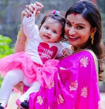 Reanna with the help of her mother Dimpy Ganguly shows how to say ‘Hi ‘ to the world. (instagram.com/dimpy_g)