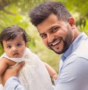 Gracia Raina poses with her father Suresh Raina. (instagram.com/sureshraina3)