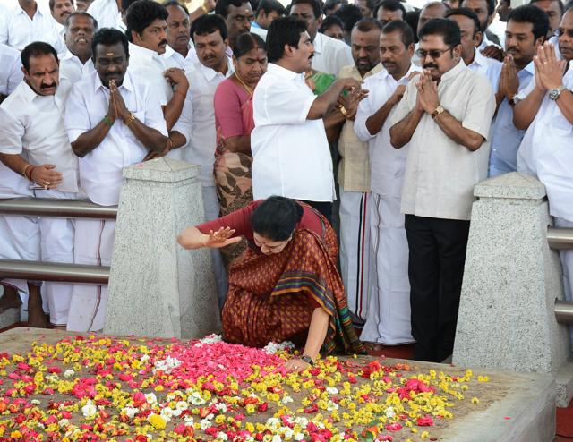 VK Sasikala is seen placing her hand on Jayalalithaa’s grave, reportedly to promise that she would stage a comeback and restore Jayalalithaa’s legacy. (HT Photo ) VK Sasikala is seen placing her hand on Jayalalithaa’s grave, reportedly to promise that she would stage a comeback and restore Jayalalithaa’s legacy. (HT Photo )