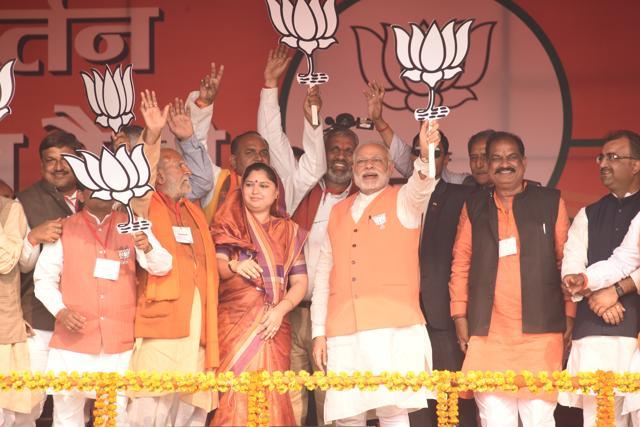 Prime Minister Narender Modi shows the BJP’s ‘lotus’ symbol at a public rally in Barabanki on Thursday. (Vinay Panday/HT Photo) Prime Minister Narender Modi shows the BJP’s ‘lotus’ symbol at a public rally in Barabanki on Thursday. (Vinay Panday/HT Photo)