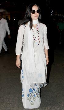 Elli Avrram’s chic look is simple and yet, makes a very breezy statement. (Yogen Shah) Elli Avrram’s chic look is simple and yet, makes a very breezy statement. (Yogen Shah)