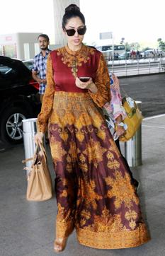 The Birkin bag and matching peep-toes go well with Sridevi’s burnt orange and rust maxi-gown. (Yogen Shah) The Birkin bag and matching peep-toes go well with Sridevi’s burnt orange and rust maxi-gown. (Yogen Shah)