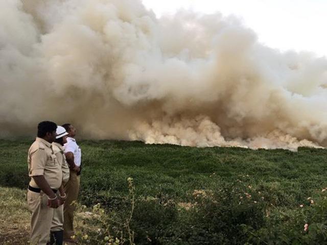The environment ministry ordered an inquiry into the fire that broke out around Bellandur lake in Bengaluru. (HT Photo)