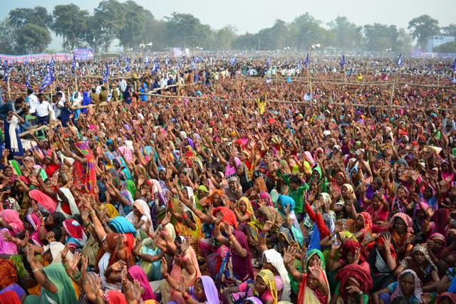 Women supporters of the BSP attend Mayawati’s rally in Soraon near Allahabad on Friday. (HT Photo) Women supporters of the BSP attend Mayawati’s rally in Soraon near Allahabad on Friday. (HT Photo)
