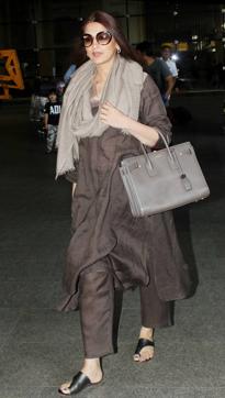 Sonali Bendre’s all-brown monotony is given a break by those dainty earrings. A bit of accessorising would not hurt this travel look. (Yogen Shah) Sonali Bendre’s all-brown monotony is given a break by those dainty earrings. A bit of accessorising would not hurt this travel look. (Yogen Shah)