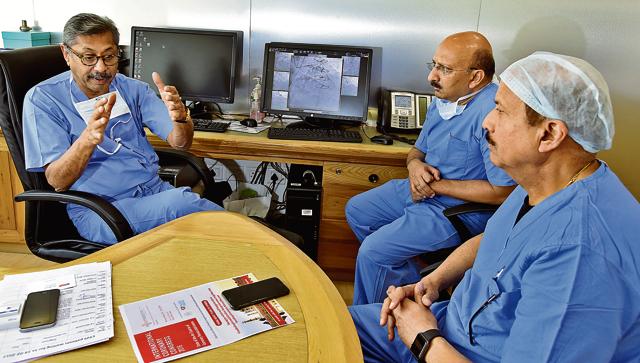 Medanta’s heart team, comprising surgeon Dr Naresh Trehan (left), interventional cardiologist Dr Praveen Chandra (centre), and preventive cardiologist Dr RR Kasliwal, discussing a case. (Sanjeev Verma/HT Photo)