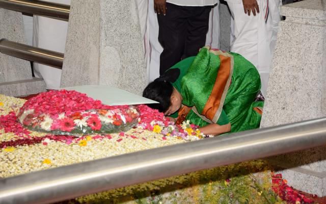 AIADMK general secretary VK Sasikala at J Jayalalithaa's memorial in Chennai last week. (Ht file photo) AIADMK general secretary VK Sasikala at J Jayalalithaa's memorial in Chennai last week. (Ht file photo)