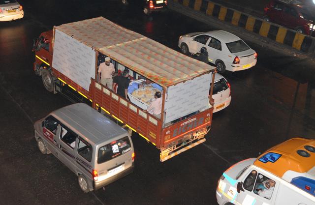 Police cars, ambulance and the Consul General of Egypt with Eman Ahmed on the way to Saifee Hospital, ahead of her bariatric surgery in Mumbai on Saturday morning. (Prashant Waydande/HT Photo) Police cars, ambulance and the Consul General of Egypt with Eman Ahmed on the way to Saifee Hospital, ahead of her bariatric surgery in Mumbai on Saturday morning. (Prashant Waydande/HT Photo)