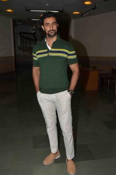 Actor Kunal Kapoor raised money for families of soldiers killed in the Uri Attack (Viral Bhayani)