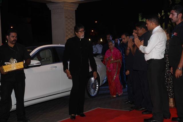 Amitabh Bachchan and Jaya Bachchan arrive for the wedding reception. (Prodip Guha/HT Photo)