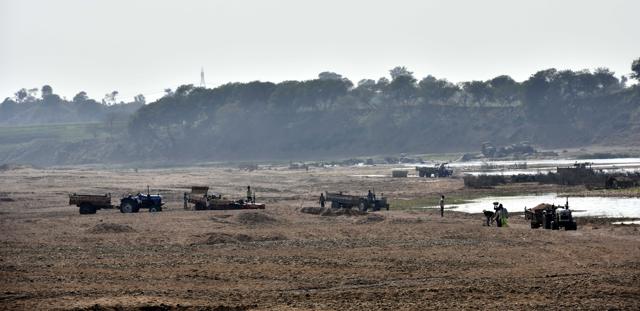 Excavations along the Ken river are a routine sight. (Arun Sharma/HT PHOTO) Excavations along the Ken river are a routine sight. (Arun Sharma/HT PHOTO)