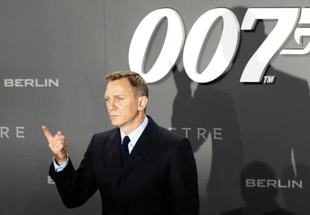 Actor Daniel Craig poses for photographers on the red carpet at the German premiere of the new James Bond 007 film Spectre.
