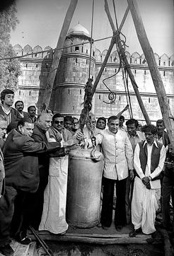 The 1970s, which naturally features in Bhaskar’s autobiography that runs all the way from 1963 to 2015, was a time-capsule obsessed decade. Here’s one being buried by members of the Janata Party at Red Fort on 01 November, 1977. (Ajit Kumar/HT Photo) The 1970s, which naturally features in Bhaskar’s autobiography that runs all the way from 1963 to 2015, was a time-capsule obsessed decade. Here’s one being buried by members of the Janata Party at Red Fort on 01 November, 1977. (Ajit Kumar/HT Photo)