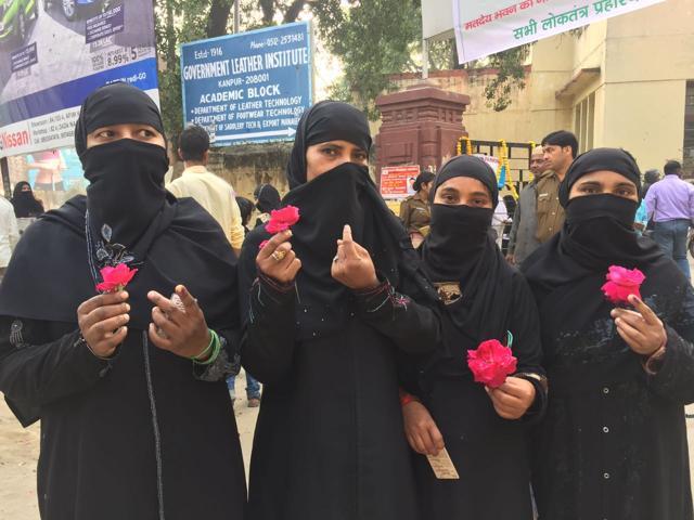 Roses being distributed to encourage people to vote, in Kanpur. (HT Photo) Roses being distributed to encourage people to vote, in Kanpur. (HT Photo)